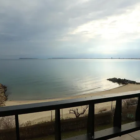 Apartament Бадемите Апартаменти Под Наем Święty Włas